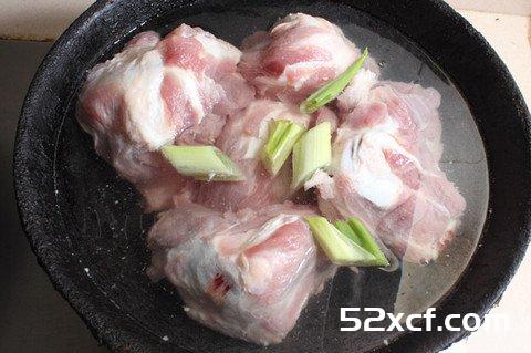 酱香炖棒骨的做法