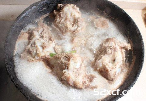 酱香炖棒骨的做法