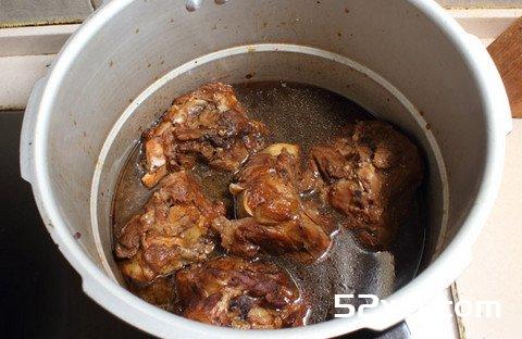 酱香炖棒骨的做法