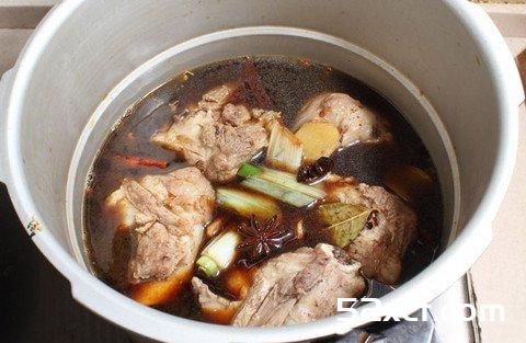 酱香炖棒骨的做法