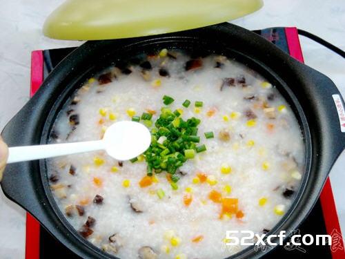 玉米胡萝卜香菇粥的做法