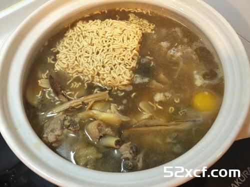 自制花雕鸡泡面的做法
