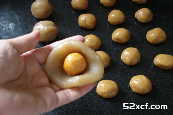 蛋黄莲蓉月饼的家常做法