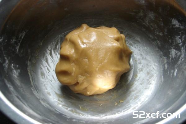 蛋黄莲蓉月饼的家常做法
