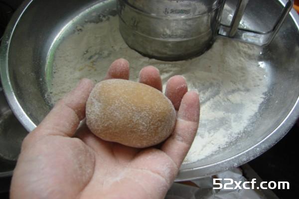 蛋黄莲蓉月饼的家常做法