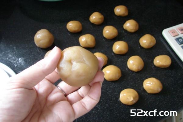 蛋黄莲蓉月饼的家常做法