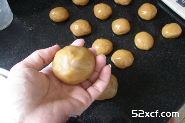 蛋黄莲蓉月饼的家常做法