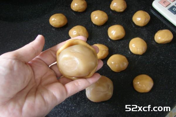 蛋黄莲蓉月饼的家常做法