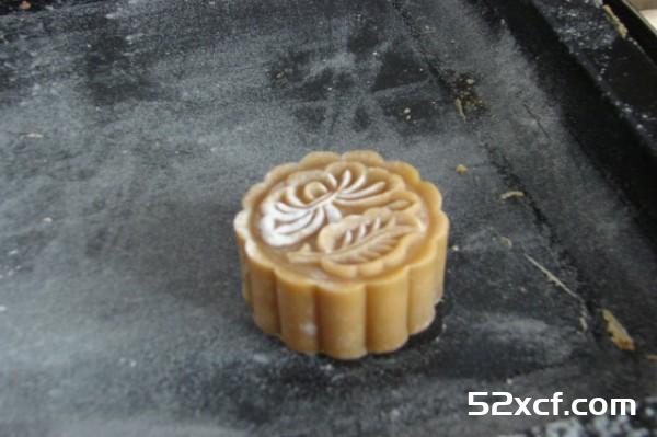 蛋黄莲蓉月饼的家常做法