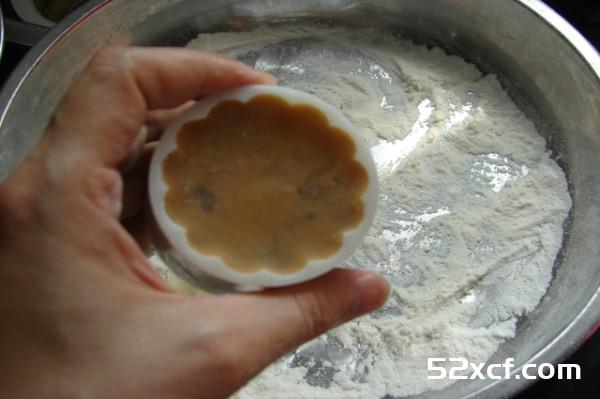 蛋黄莲蓉月饼的家常做法