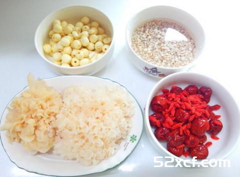 白木耳莲子红枣汤的做法