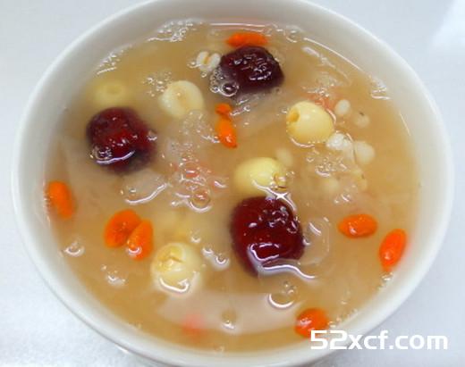 白木耳莲子红枣汤的做法