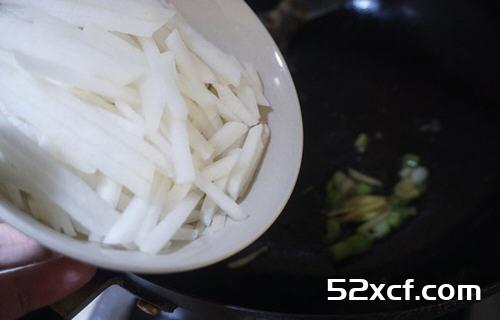 白萝卜丝鲫鱼汤的做法