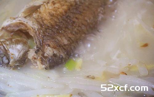白萝卜丝鲫鱼汤的做法