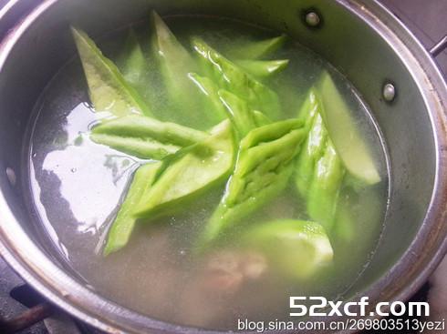 黄豆苦瓜猪骨汤的做法