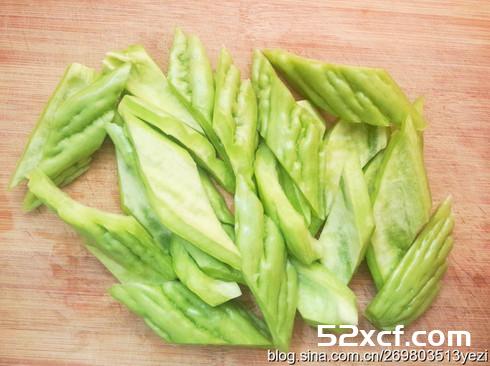 黄豆苦瓜猪骨汤的做法