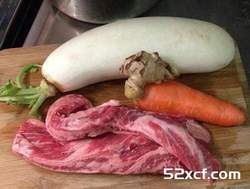 清炖牛腩萝卜汤的做法