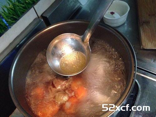 清炖牛腩萝卜汤的做法