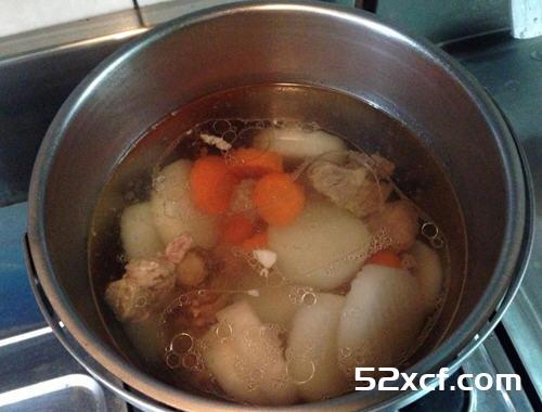 清炖牛腩萝卜汤的做法