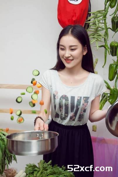 90后最美厨娘照片走红网络