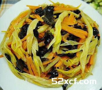 胡萝卜木耳炒黄花菜的做法教
