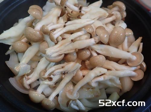 鸿喜菇奶油炒面的做法