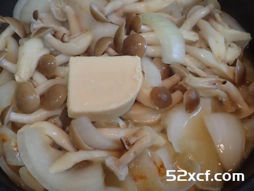 鸿喜菇奶油炒面的做法