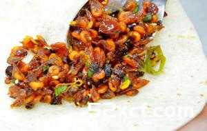 小米虾卷饼的做法