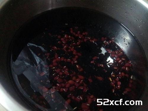 紫米莲子黑豆补血粥的做法