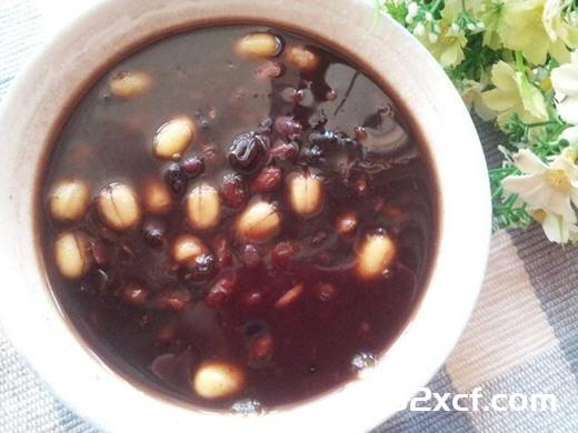 紫米莲子黑豆补血粥的做法