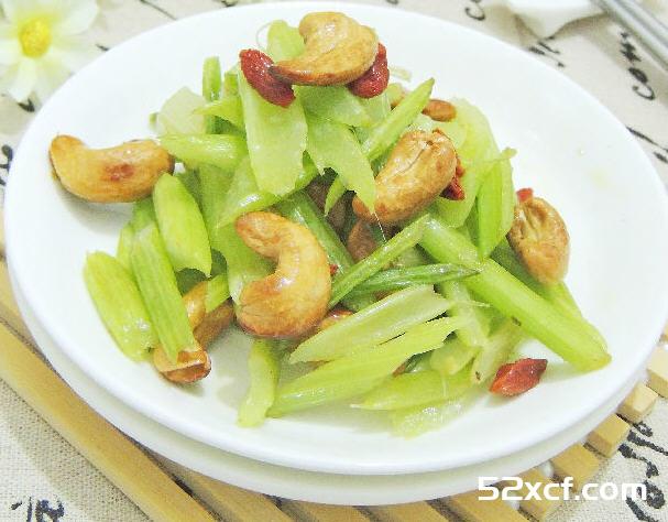 芹菜腰果的做法