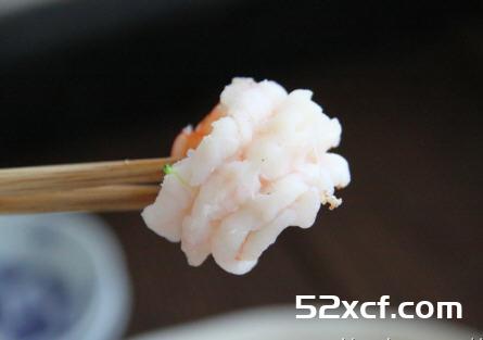 虾球拌西兰花的做法