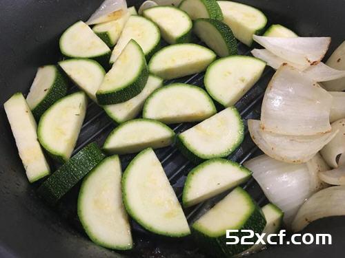 韩式辣炒鸡排年糕的做法