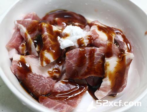 莲藕秋葵烧肉片的做法