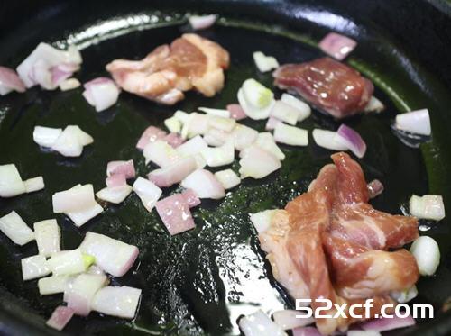 莲藕秋葵烧肉片的做法