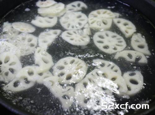 莲藕秋葵烧肉片的做法