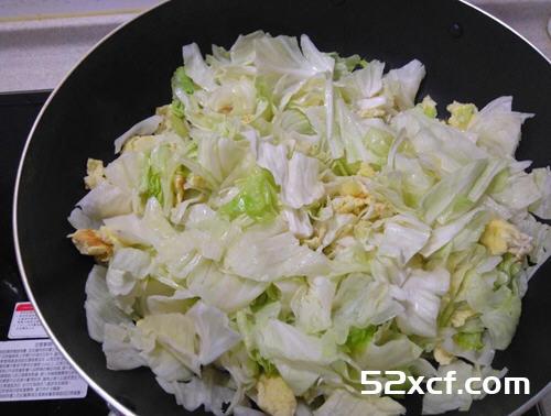 油葱酥高丽菜炒鸡蛋的做法