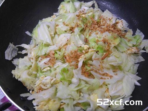 油葱酥高丽菜炒鸡蛋的做法