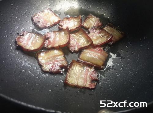 干锅腊肉藕片的做法