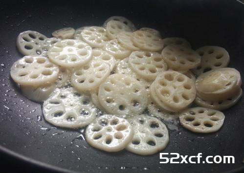 干锅腊肉藕片的做法