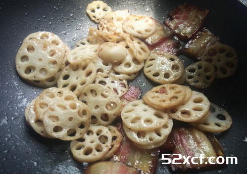 干锅腊肉藕片的做法