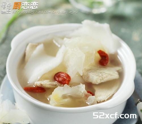椰肉银耳鸡汤的做法