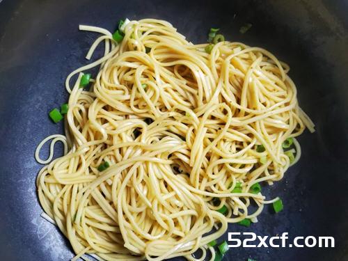 战斗鸡拌面的做法