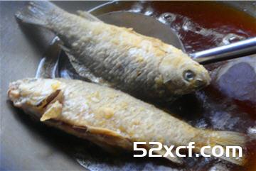 酥鳞小鲫鱼的做法