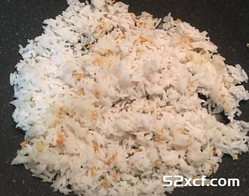 蒜头炒饭的做法