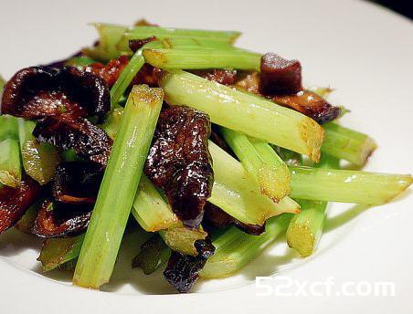 香菇炒芹菜的做法