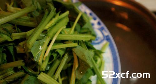 凉拌贻贝菠菜的做法
