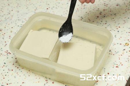 如何煎豆腐不碎？在家怎样煎豆腐不粘锅不碎的技巧