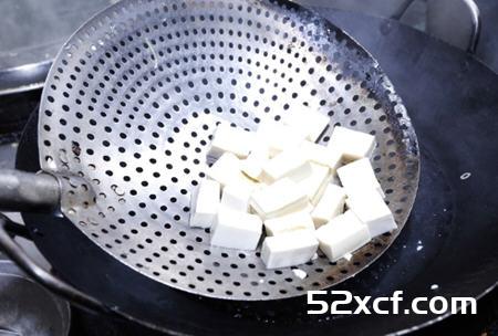 如何煎豆腐不碎？在家怎样煎豆腐不粘锅不碎的技巧