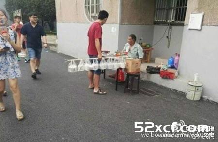 “中国好室友”安徽带饭哥手挑8份外卖走红